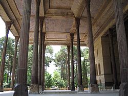 Archivo:Colonnes chehel sotoun esfahan