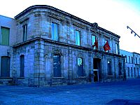 Archivo:Cuerpo Central Sobresaliente de la Fachada Principal de la Real Fábrica actual sede del ayuntamiento.