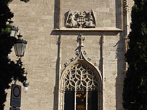 Archivo:Detalle fachada principal de la Lonja de la Seda de Valencia, estilo gótico civil. Valencia, España