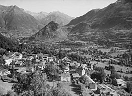 El poble de Villanova a la vall de Benasc amb muntanyes al fons (cropped).jpeg