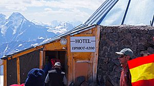 Archivo:Elbrus Prijut 11 - Berglager 4.200 m - panoramio