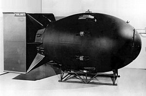 Archivo:Fat Man (replica of nuclear bomb)