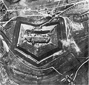 Archivo:Fort Douaumont Anfang 1916