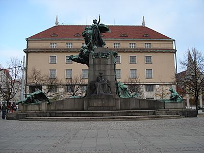 Archivo:Frantisek Palacky monument (global)