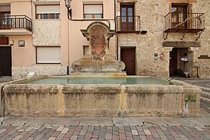 Archivo:Fuente de 1781 en plaza de Santiago, Turégano