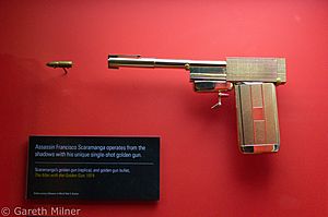 Archivo:Golden Gun - International Spy Museum (14592496766)