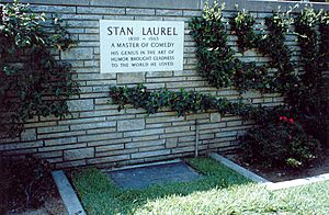 Archivo:Grave of Stan Laurel