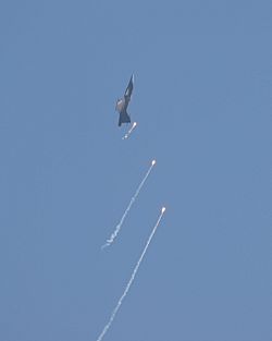 Archivo:Gripen dropping flares