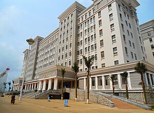 Archivo:Haikou College of Economics - administration and library building 01