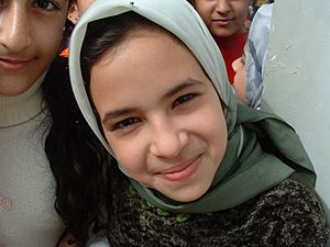 Archivo:Iraqi girl smiles