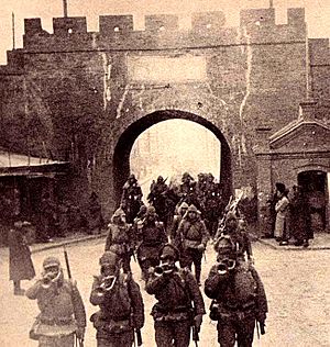 Archivo:Japanese troops entering Tsitsihar