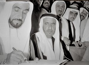 Archivo:Jeque Zayed firmando la unión de los Emiratos Árabes en 1971.