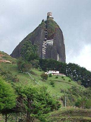 Archivo:La Piedra Guatape Colombia Fuji 222