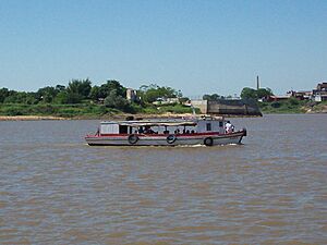 Archivo:Lancha de transporte internacional cruzando el río Paraguay, entre Alberdi (Ñeembucú, Paraguay) y Formosa (Argentina)