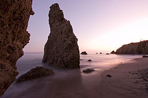 Archivo:Large rocks on El Matador State Beach (Malibu) (834449484)