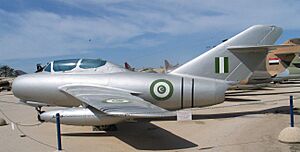 Archivo:MIG-15UTI-hatzerim-2