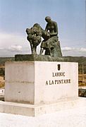 Monument a la puntaire de l'Arboç.Vista lateral.Obra de l'escultor Joan Tuset i Suau