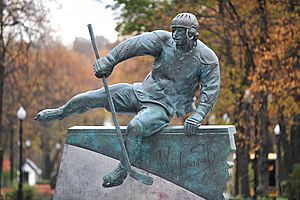 Archivo:Monument to Valeri Kharlamov in Moscow (cropped)