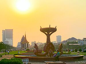Archivo:Naga Fountain Garden - panoramio