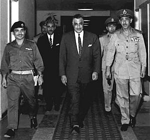 Archivo:Nasser, Hussein and Amer before signing Egyptian-Jordanian defense pact
