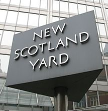 Archivo:New Scotland Yard sign 3
