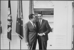 Archivo:Nixon with Robert Dole - NARA - 194643