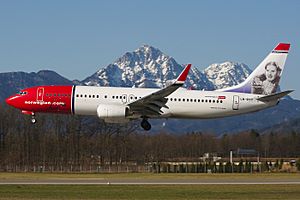Archivo:Norwegian Air Shuttle in Salzburg with Kirsten Flagstad on tail