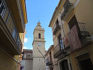 Archivo:Panorámica del campanario de la iglesia parroquial de la Natividad de Almassora