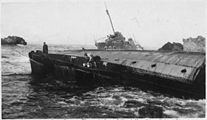 Archivo:Point Honda shipwreck site September 8, 1923, Santa Barbara Co., California. Section 2, U.S.S. Woodbury on beach. - NARA - 295445