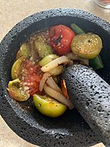 Preparando salsaa en molcajete