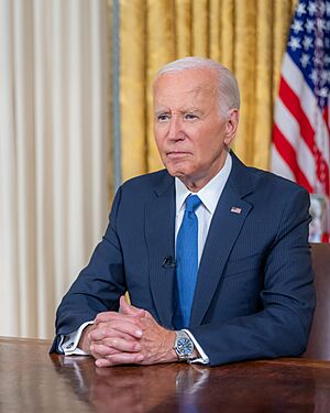Archivo:President Joe Biden delivers remarks from the Oval Office 4