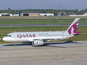 Archivo:Qatar Airways A320-232 (A7-AHB) at Berlin Tegel Airport
