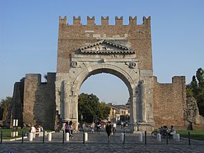 Archivo:Rimini, Arco di Augusto 1