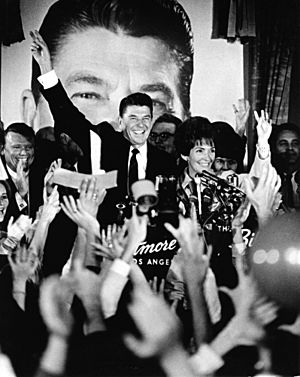 Archivo:Ronald Reagan and Nancy Reagan at victory celebration for 1966 Governor's election