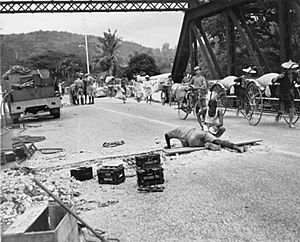 Archivo:Royal Engineers prepare to blow up a bridge in Malaya