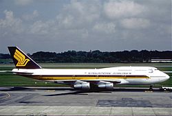 Archivo:Singapore Airlines Boeing 747-312; N116KB, September 1990 (6162353594)