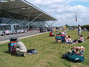 Archivo:Stansted-front-02