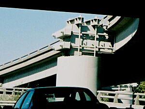 Archivo:SteelSeismicOverConcrete