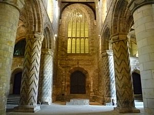 Archivo:The nave of Dunfermline Abbey, Scotland