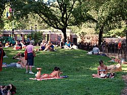 Archivo:Tompkins Square Park Central Knoll