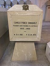 Archivo:Tumba de Camilo Ponce Enríquez. Panteón nacional de jefes de Estado del Ecuador. Basílica del Voto Nacional, Quito - Ecuador