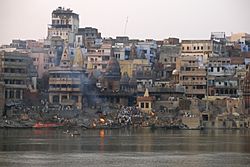 Archivo:Varanasi, India, Ghats, Cremation ceremony in progress
