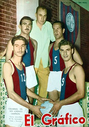 Archivo:Vassino, Lanzzillota, el entrenador Del Río, Trama y Parizzia (San Lorenzo campeón) - El Gráfico 1954