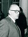 (Mingote) Leopoldo Calvo Sotelo y su mujer conversan con el dibujante y humorista Antonio Mingote (cropped)