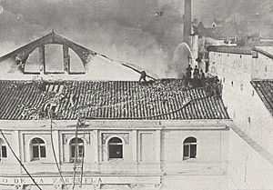Archivo:1909-11-14, El Teatro, Incendio del Teatro de la Zarzuela, Cifuentes (cropped) incendio desde la fachada principal