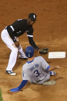 Archivo:20170718 Dodgers-WhiteSox Tim Anderson tagging out Chris Taylor