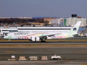Archivo:Aeroméxico Boeing 787-9 Dreamliner XA-ADL (Quetzalcoatl special livery) at JFK Airport (2016)