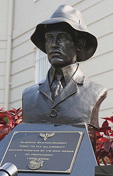 Archivo:Alberto Santos-Dumont bust -near Brazilian Embassy, Washington, D.C., USA-26Aug2006