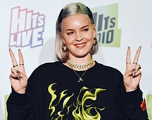 Archivo:Anne-Marie 2019 Hits Live (cropped)
