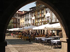 Arco a la Plaza de Oliveira en Guimarães
